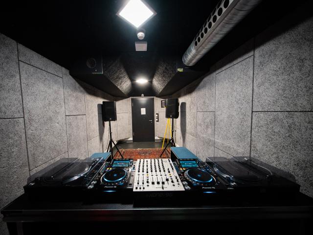 Raum 19 behind desk view