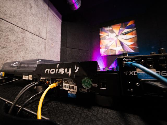 Room 19 cdj noisy sign view