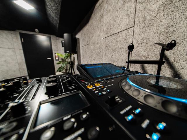 DJ Premium back view