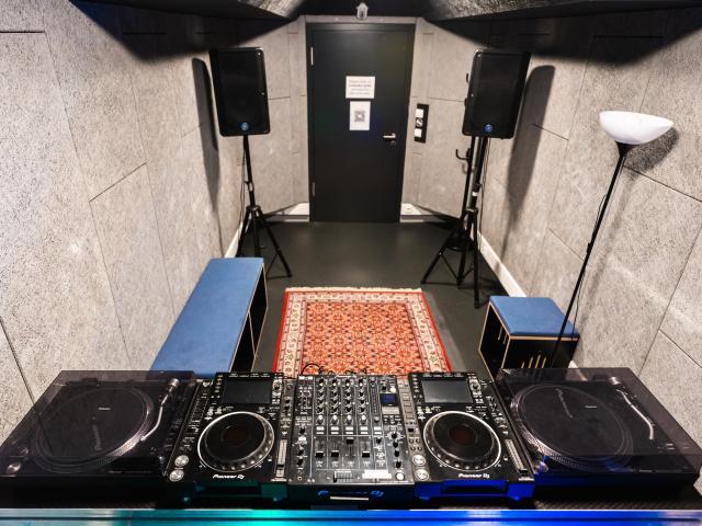 Room 19 - DJ