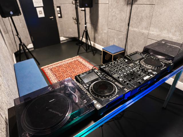 Room 19 - DJ