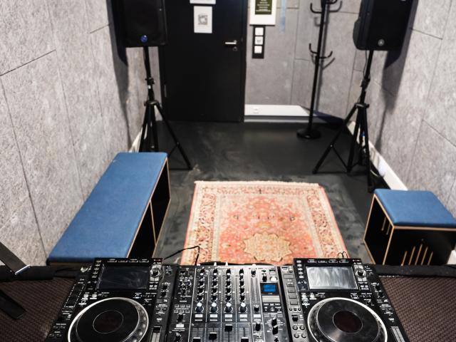 Room 20 - DJ