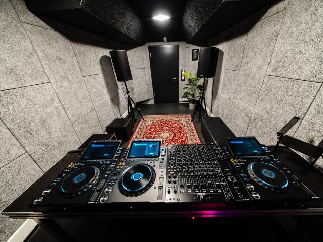 CDJ3000x behind view