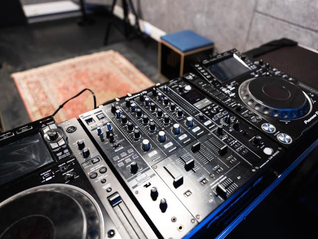 Room 21 - DJ